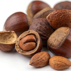 Um botânico nobre que eleva o valor da formulação Obtido por maceração da planta em glicerina vegetal bidestilada, o Extrato Glicerinado de Avelã Distriol é desenvolvido para indústrias que buscam ingredientes de origem vegetal, compatíveis com formulações aquosas, clean label e veganas. Com coloração e odor característicos da matéria-prima, este extrato preserva a identidade da avelã e entrega versatilidade técnica, permitindo sua integração em diferentes conceitos de formulação com padronização, consistência e confiabilidade. Mais do que um extrato vegetal, é um ingrediente que traduz sofisticação natural, conectando tradição botânica, tecnologia e valor percebido para marcas que buscam diferenciação.