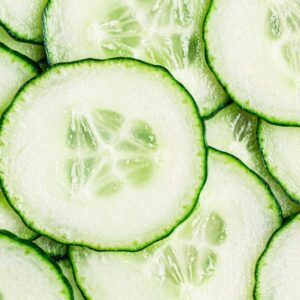 Vegetal, suavidade sensorial e funcionalidade para formulações cosméticas e de higiene com apelo leve e natural. O Extrato Glicólico de Pepino, fornecido pela Distriol, é extraído da polpa fresca do Cucumis sativus e padronizado em veículo glicólico para garantir facilidade de aplicação e compatibilidade com sistemas cosméticos diversos.